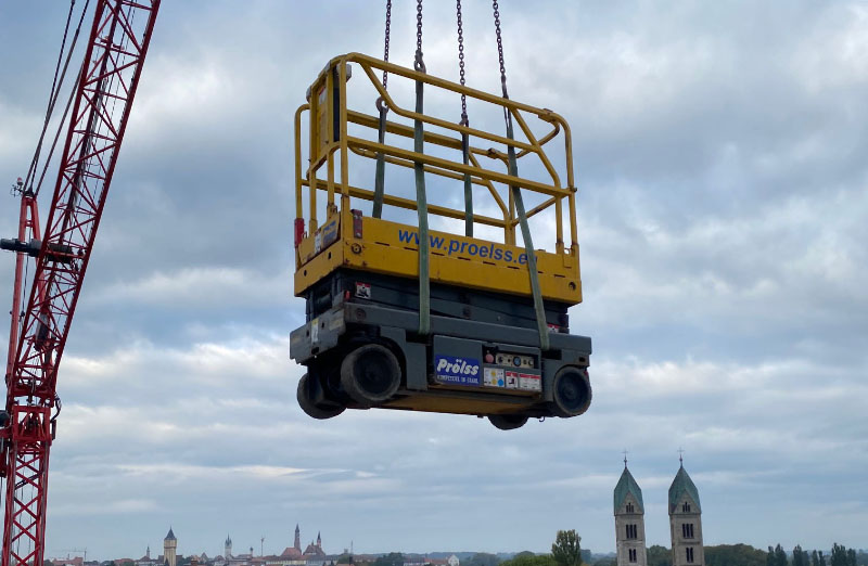 Hebebühnentransport auf Luftrettungsstation Christioph 15